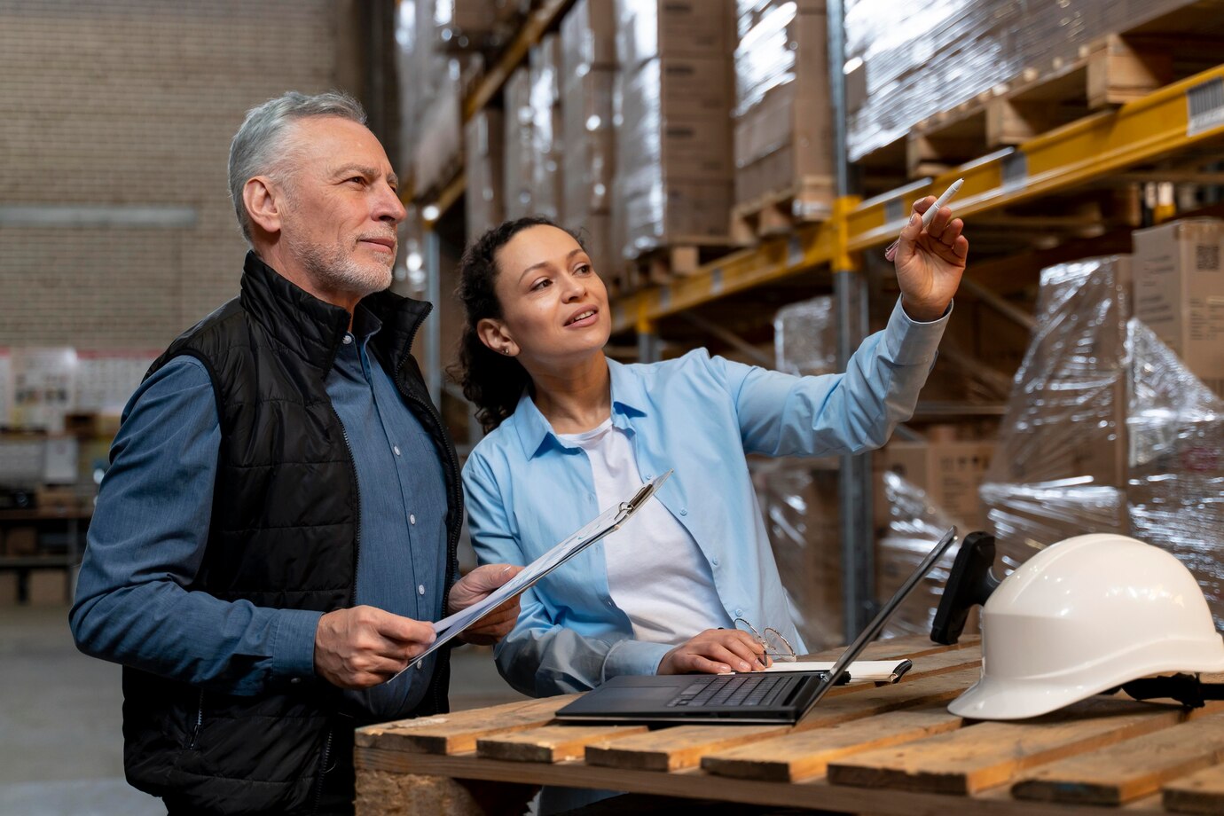 empleados-que-trabajan-almacen_23-2148923074