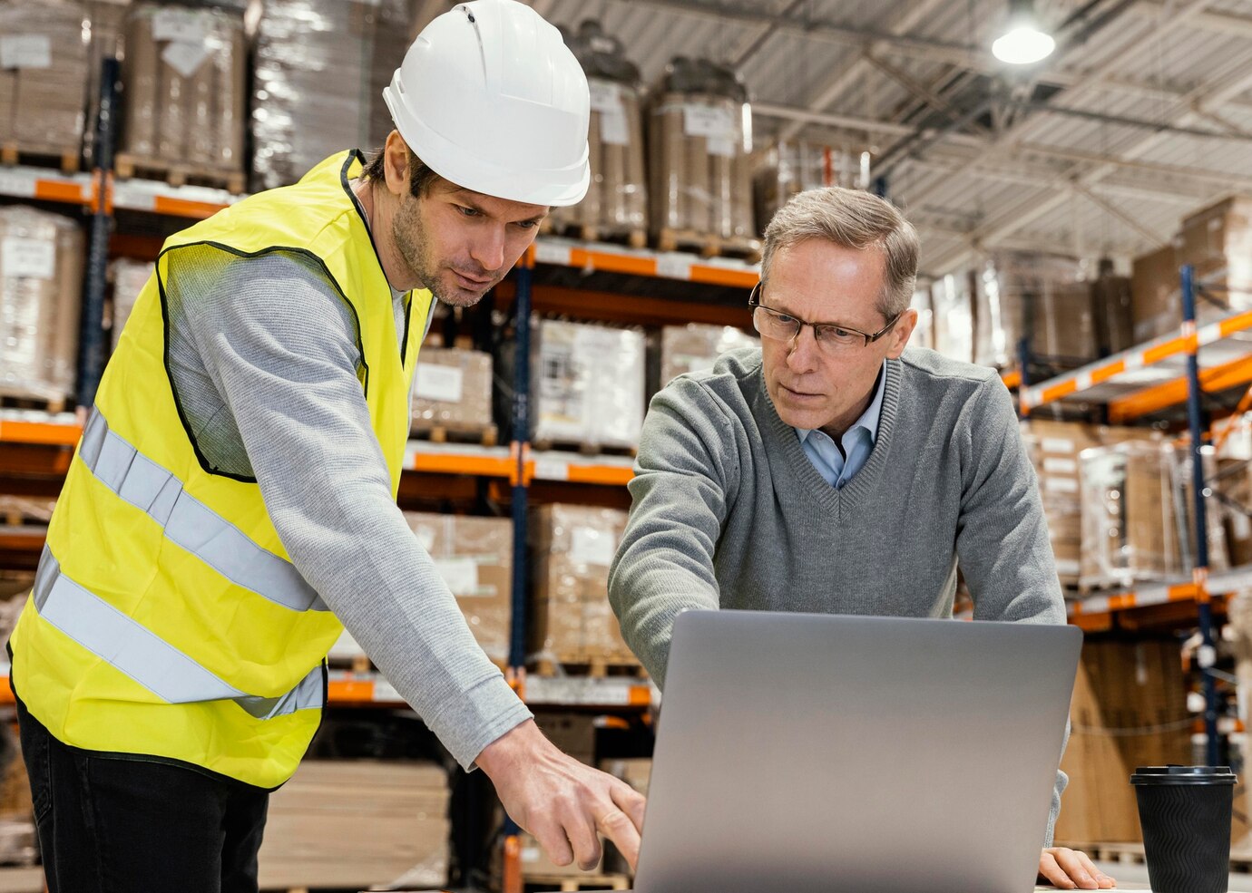 hombres-almacen-trabajando-equipo-portatil_23-2148886874